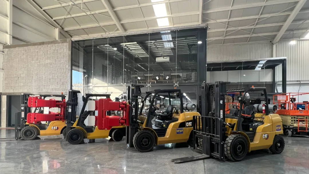Flota de montacargas Caterpillar de combustión en almacén MSG