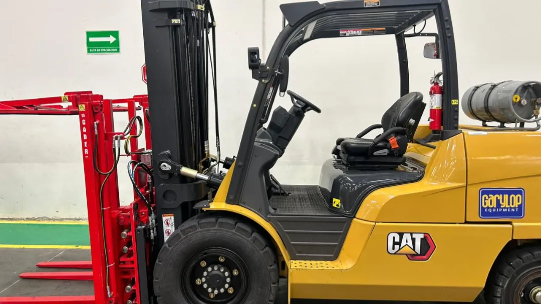 Montacargas Caterpillar gas LP con aditamento en almacén MSG